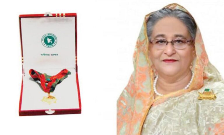 স্বাধীনতা পুরস্কার তুলে দিলেন প্রধানমন্ত্রী